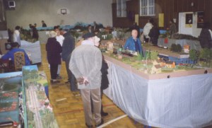 Ausstellung des LMEV am 2.Advent 2002 mit 2
Großanlagen des LMEV und drei Mitgliederanlagen