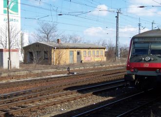 Der noch vorhandene Bahnsteig der Zschipkau-Finsterwalder-Eisenbahn in Senftenberg